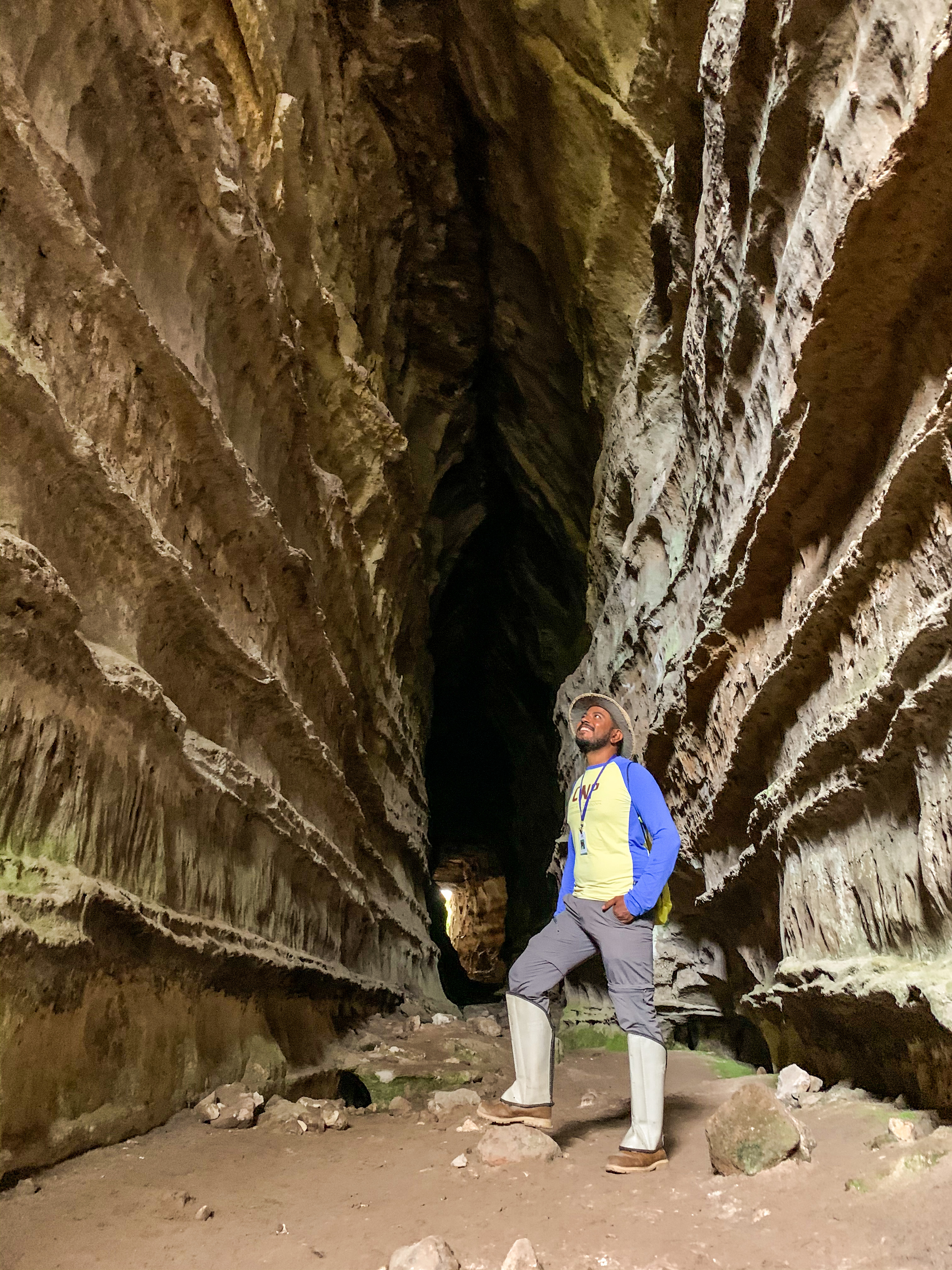 Caverna Kiogo Brado, significa “Ninho dos pássaros” com 270m podendo atravessar de um lado para outro.